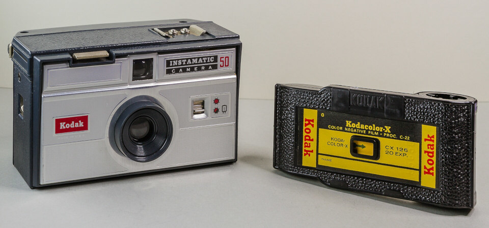 Le Kodak Instamatic 50 et une cartouche 126
